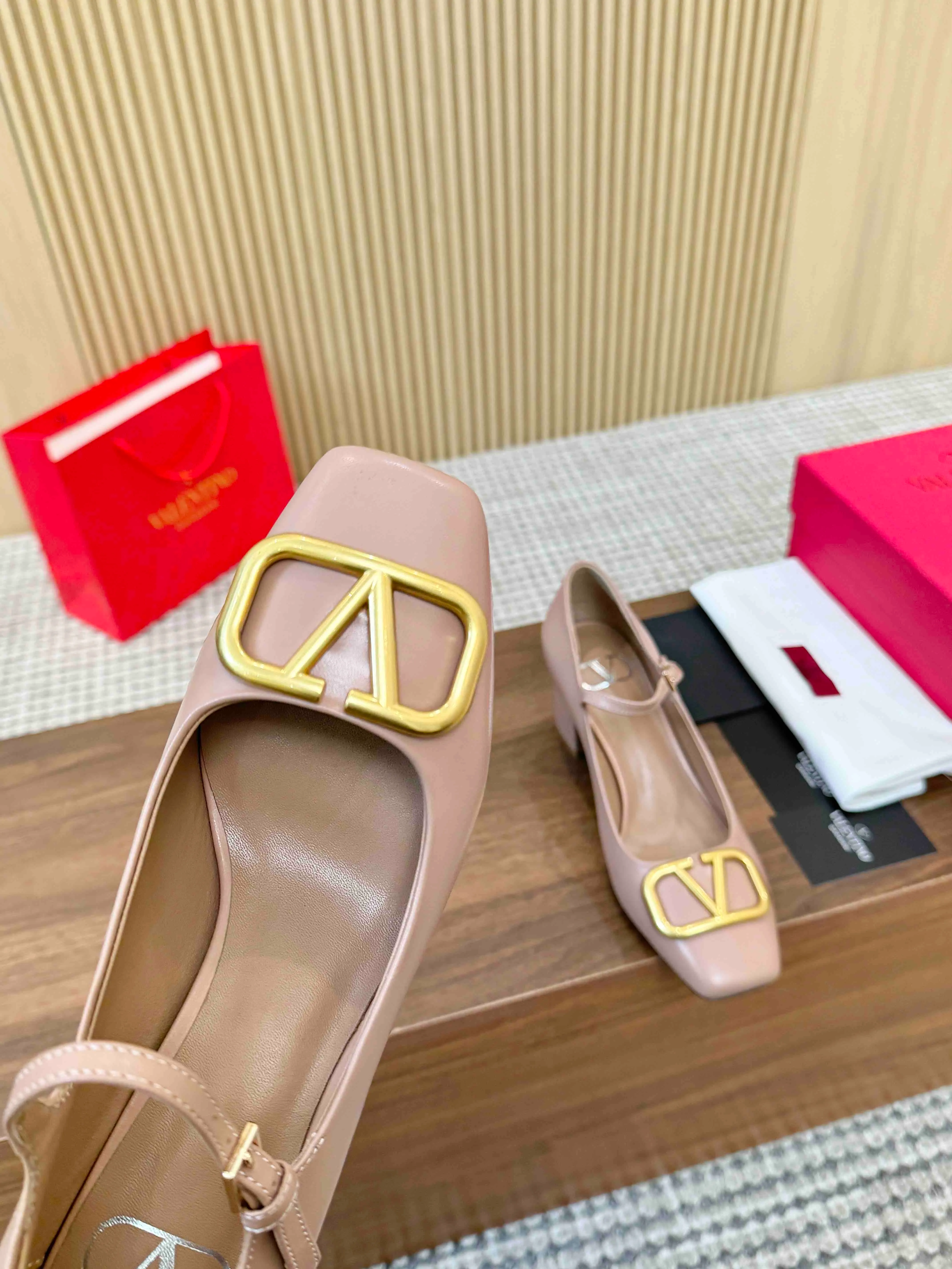 👟👟Ex-factory price 460👟👟 Genuine leather sole + 40 Valentino. Large v-buckle sandals ㊙️Latest series of counters Authentic grade version with perfect details. Authentic products are made one to one. All details are consistent with genuine ones. The upper foot is very pedicure type. The key point is that it is very good and easy to control. It does not grind the feet and does not tire the feet. Walking artifact, exclusive mold opening. The highest version on the market. Fabric: imported mixed sheepskin, lining and foot pads are all sheepskin. Code number (34 to 42) Customized sizes 34 and 42 are non-returnable and non-exchangeable. Heel height: 7.5CM. Rubber sole, leather sole +40